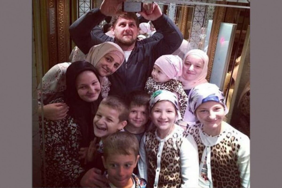 фото кадырова с семьей и детьми