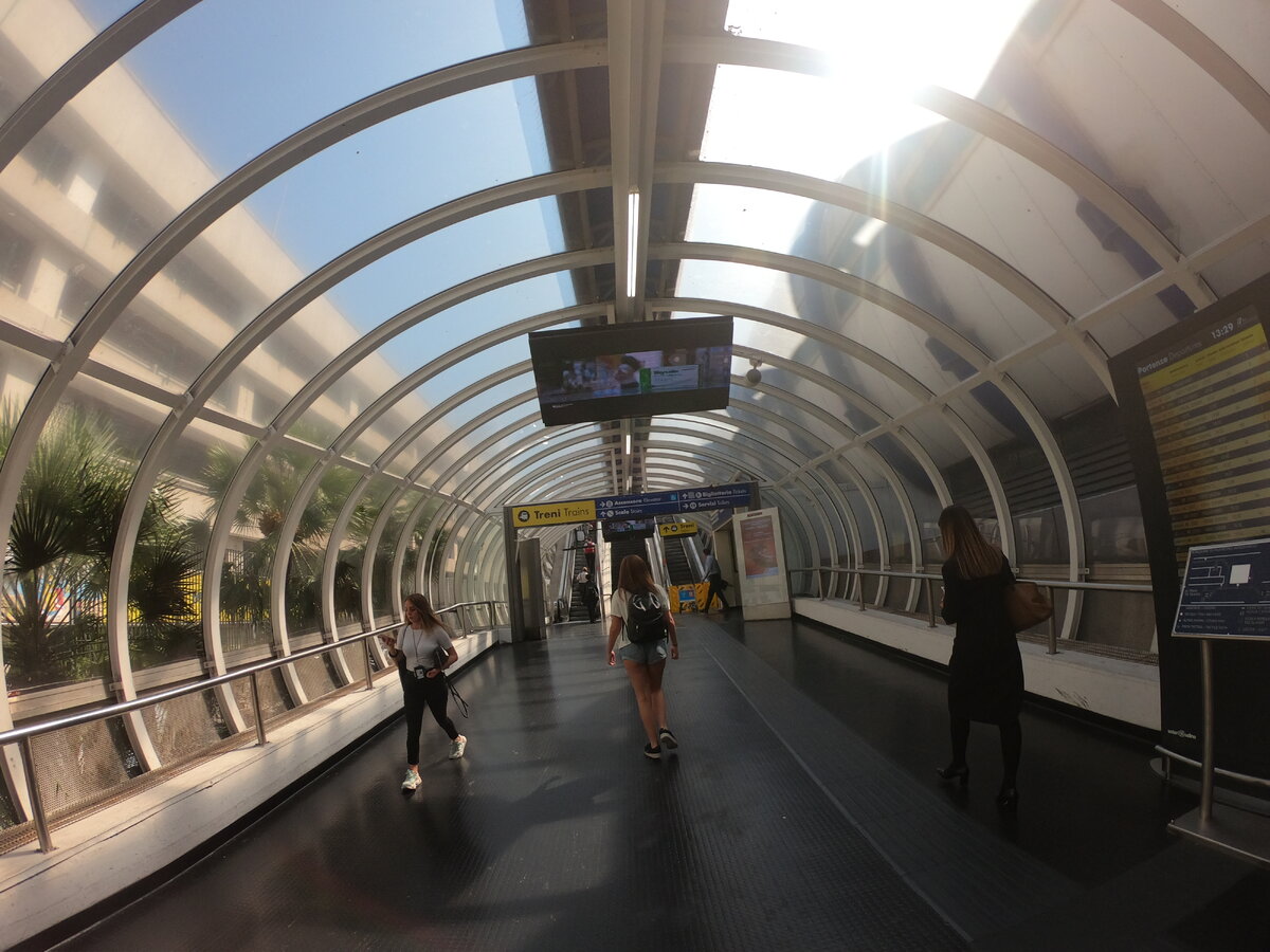 Перед эскалатором на второй этаж