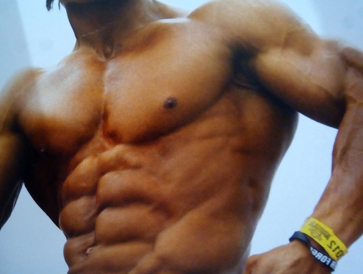 Тонкая талия и рельефный пресс