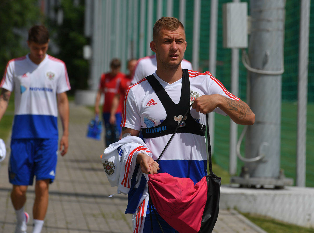 футболисты в гетрах. гетры на футболистах. почему футболисты носят. футбол лифчик. почему футболисты носят.