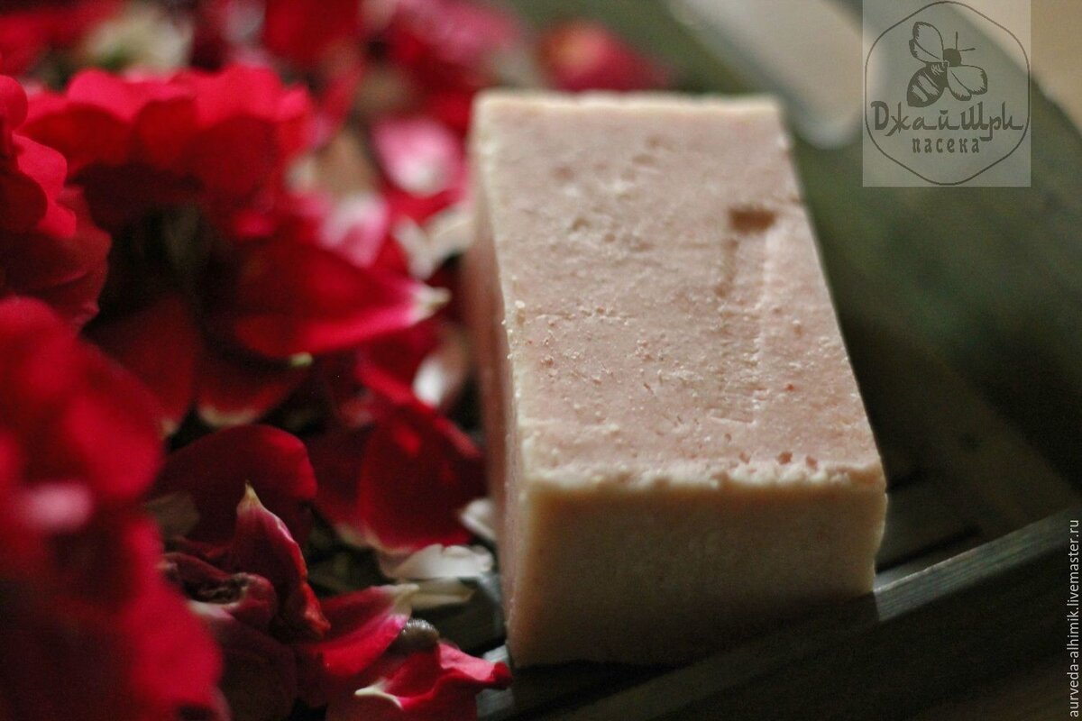 Это розовое соляное мыло, с воском цветов розы для аромата.