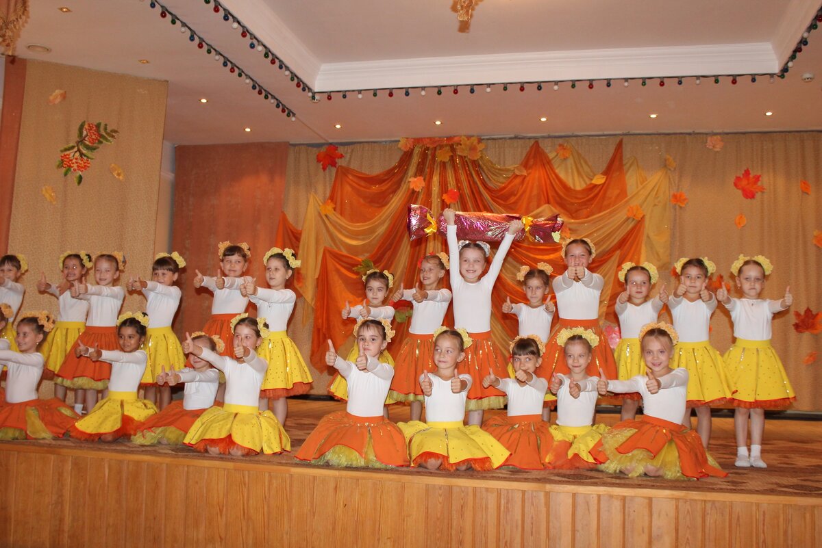  Воспитанники детской школы искусств подготовили для людей старшего возраста праздничную программу. 
Песни, танцы, игра на музыкальных инструментах пришлись зрителям по душе. А ученики отделения изобразительного искусства специально к празднику нарисовали яркие праздничные открытки, которые в конце вечера были подарены каждому пожилому.