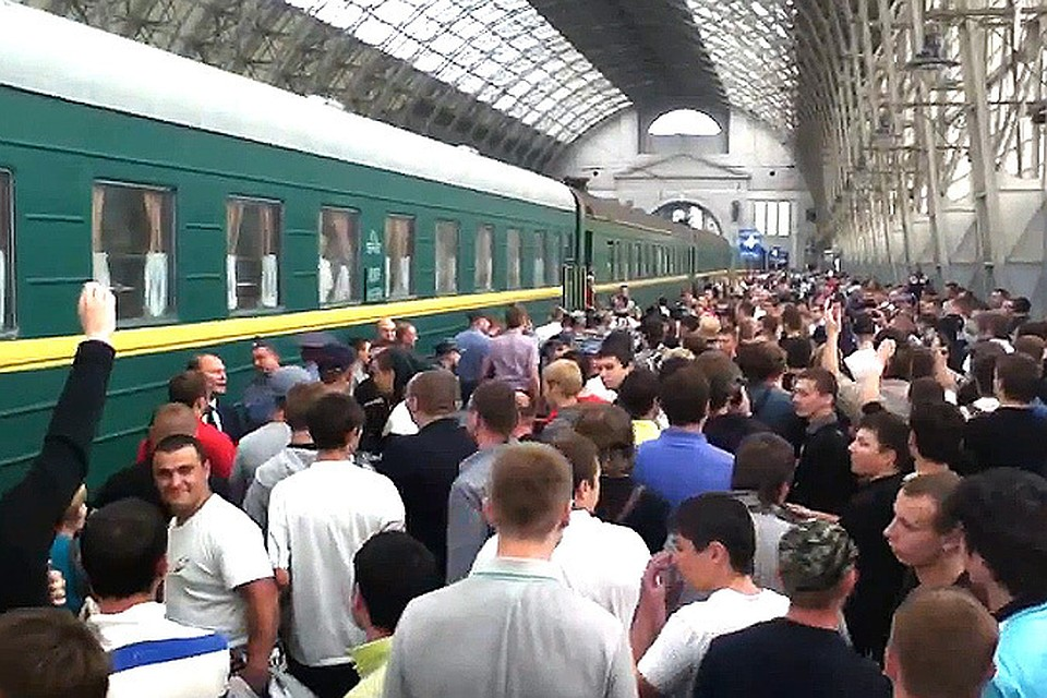 В москве переехали человека. Люди на вокзале. Толпа людей на вокзале. Много людей на вокзале. Люди на ЖД вокзале.