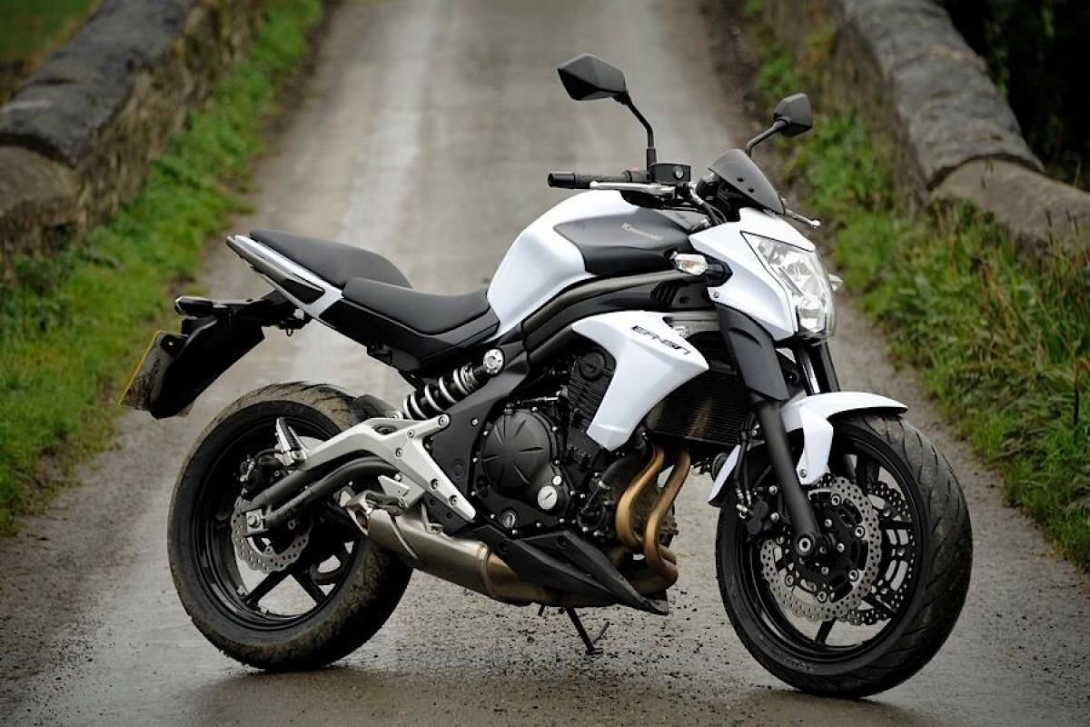 Приветствую! Поведаю вам свои впечатления про весьма популярный мотоцикл, а именно Kawasaki ER6F, либо же Ninja 650R, так его называют на Американском рынке.


Чтож, это уже второй мотоцикл в моем владении, пересел на него после индийского Bajaj Pulsar NS200, а ведь хороший мопед был, но прокатившись затем на дюке 390, сразу понял, душа хочет ещё больше скорости :)
Итак, почему выбор пал на каву? Да все просто, он чертовски красив!

И ценник меня очень порадовал, по цене он конкурирует с заметно более старенькими мотоциклами. Владею мотоциклом уже 2 сезона, за это время успел опробовать немало новых мотоциклов, и литровую нейкед версию джиксера, и Ямаху МТ 09 Трейсер, различные 600ки и 400ки. Будет с чем сравнить эту каву.
Пожалуй, начну с сердца кавы, а именно — 2 цилиндровый рядный движок, объемом 650 кубиков, который выдает 72 лошадки, и что-то в районе 65нм момента. На бумаге выглядит не особо впечатляюще, но вот на деле, этот движок выдает просто потрясающий момент с самых низов, и тянет аж до 8500 оборотов, дальше уже крутить нету смысла. И этот движок просто потрясно себя показывает в городе, у вас всегда есть момент, не нужно кидать передачи вниз, просто открутили ручку, и мгновенно получаете добротное ускорение. Да, у мотоцикла нету верхов, и на скорости он не сможет конкурировать с рядными четверками, но с места, либо же с малых скоростей, пуляет мотоцикл более чем отменно. Заезжал в драге со многими спортами, и даже литры, начинали меня обгонять, только когда стрелка моего спидометра преодолевала отметку в сотку (Да, можно сказать, что мне попадались не самые опытные пилоты, но суть в том, что реализовать очень быстрый старт на рядной двойке значительно легче) Говорю исходя из сугубо своих впечатлений, на истину не претендую ;)
В общем — движок просто шикарен, и чувствовать себя ущербным вы точно не будете. Так же, благодаря тому, что сам движок довольно узкий, в междурядье кава чувствует себя просто замечательно, вы можете пролезть практически в любую щель. За движок могу точно поставить 5/5.
Идём дальше, что касается подвесок?
Да, они не могут похвастать регулировками, но ведь и мотоцикл то позиционируется как бюджетный, но могу сказать, что в целом, их более чем хватает для умеренно агрессивной езде в городе, можно выезжать на картодром, но чисто для фана, при сильных и агрессивных закладываниях они пасуют, но в конечном итоге, это ведь не спортбайк, а просто дорожник в пластиковом обтекателе ;)