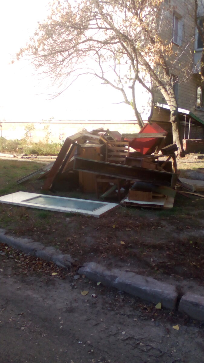 После ремонта мебель выбрасывают на улицу