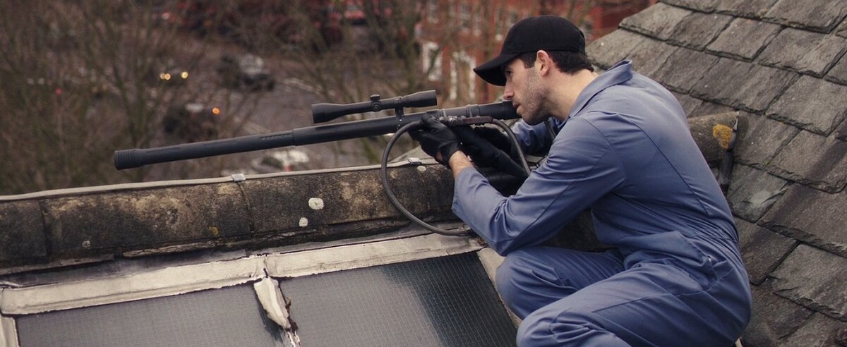 Наверное, это самая монстроузная "воздушка", которую когда-либо показывали в боевиках. Даже покруче, чем пневмоударный пистолет киллера Чигура из "Старикам тут не место". 