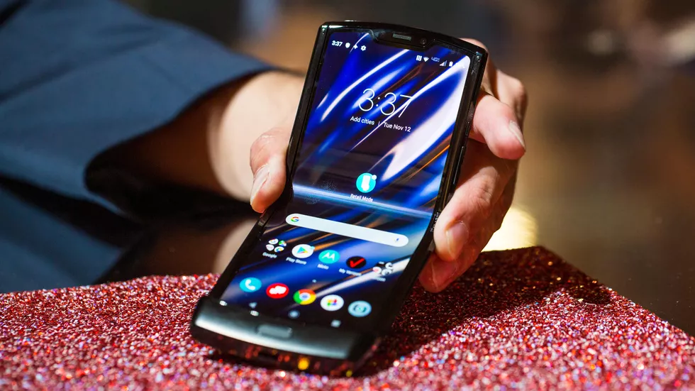 Новинки телефонов. Новый Motorola RAZR 2019. Смартфон Motorola RAZR 2020. Motorola RAZR 3 2019. Складной смартфон Motorola RAZR.