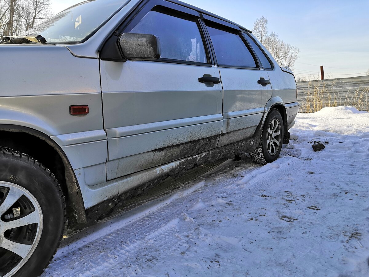 Непродуманная форма порогов, из-за чего низ дверей всегда грязный
