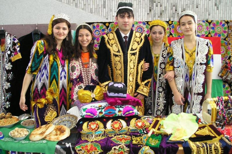 узбекская национальная одежда. памирец нация. памирец нация. духтарони чаканпуш. национальная одежда таджикистана чапан.