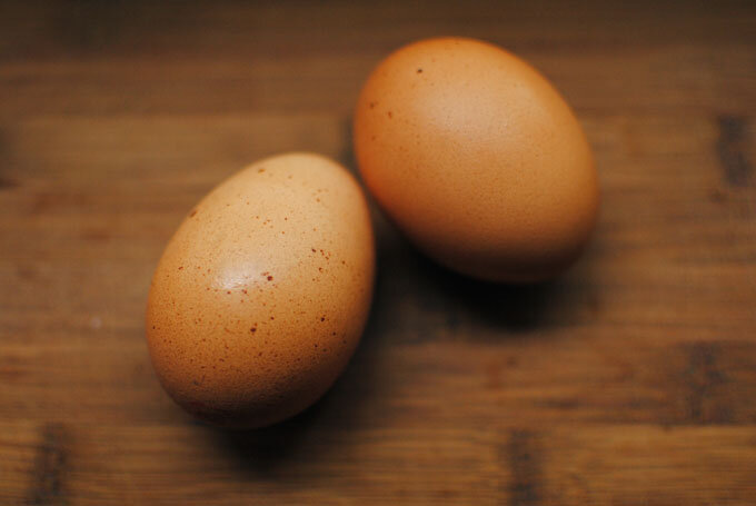 2 яичка. яйцо куриное. 2 яичка. 2 яичка. яйцо куриное.