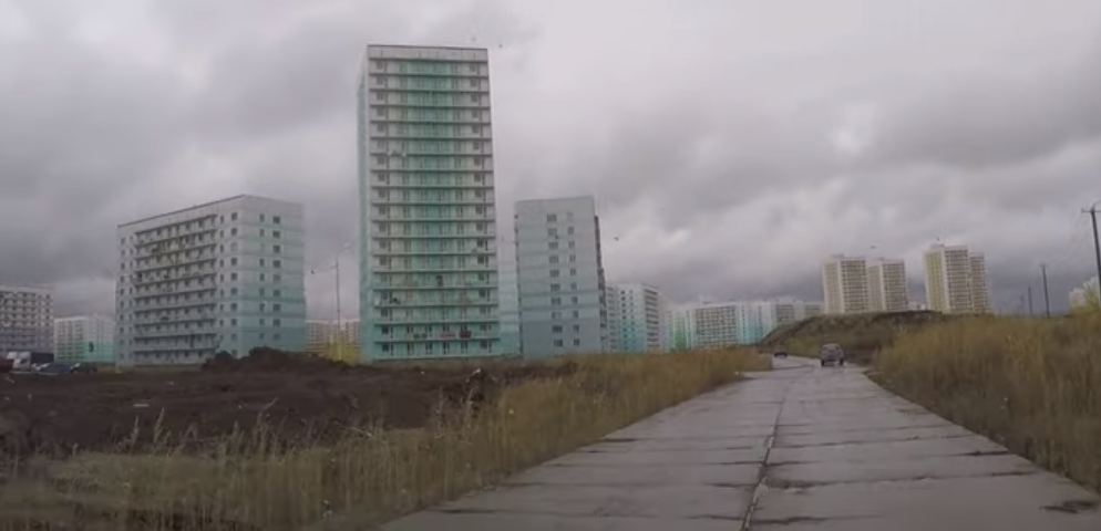 Дорога из плит, слева грязь и глина.