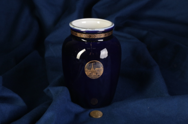 Фото из группы Чумадан в ВК. Синяя ваза 600 рублей