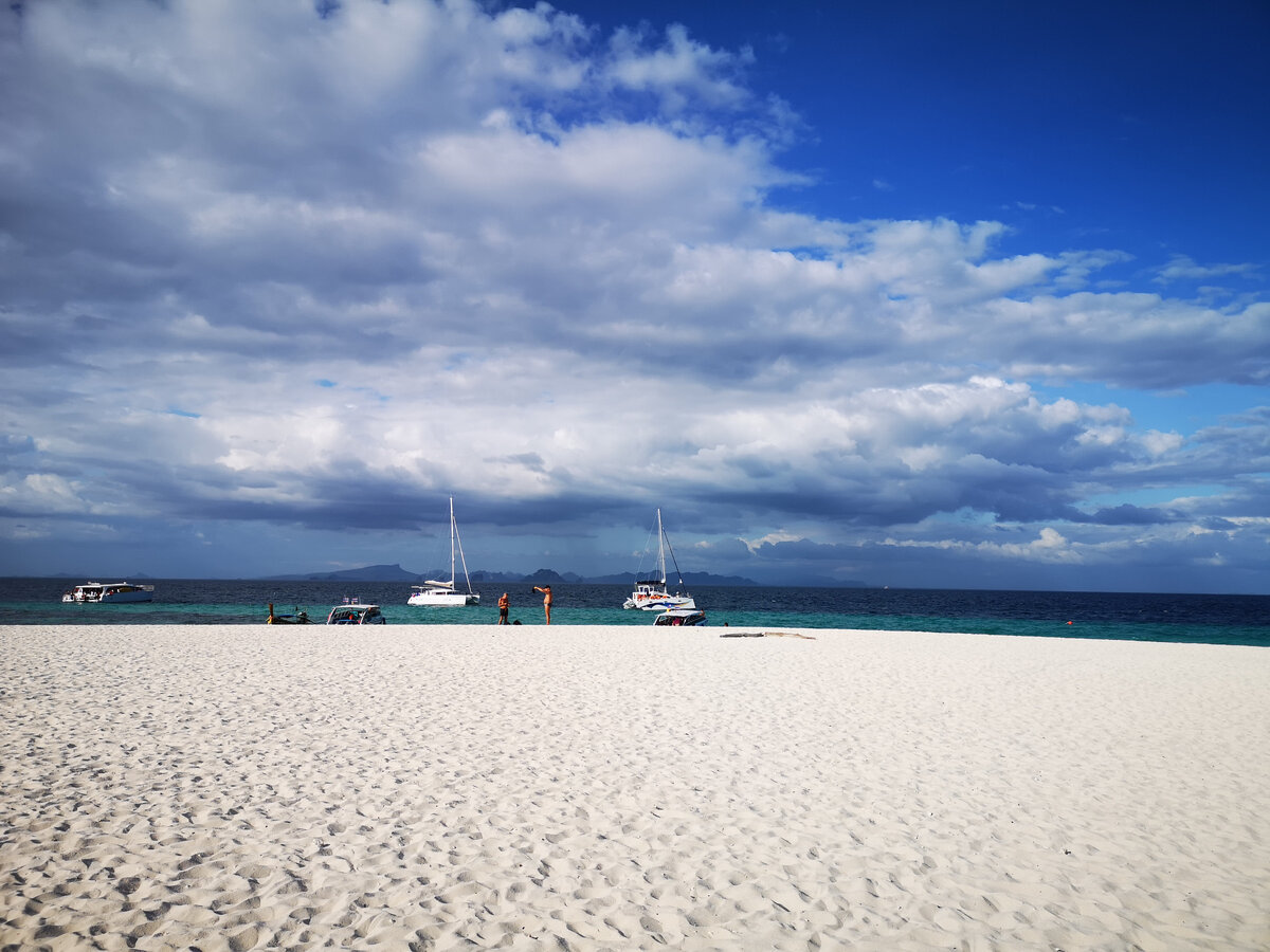 Широкий, чистый, песок как мука!!!