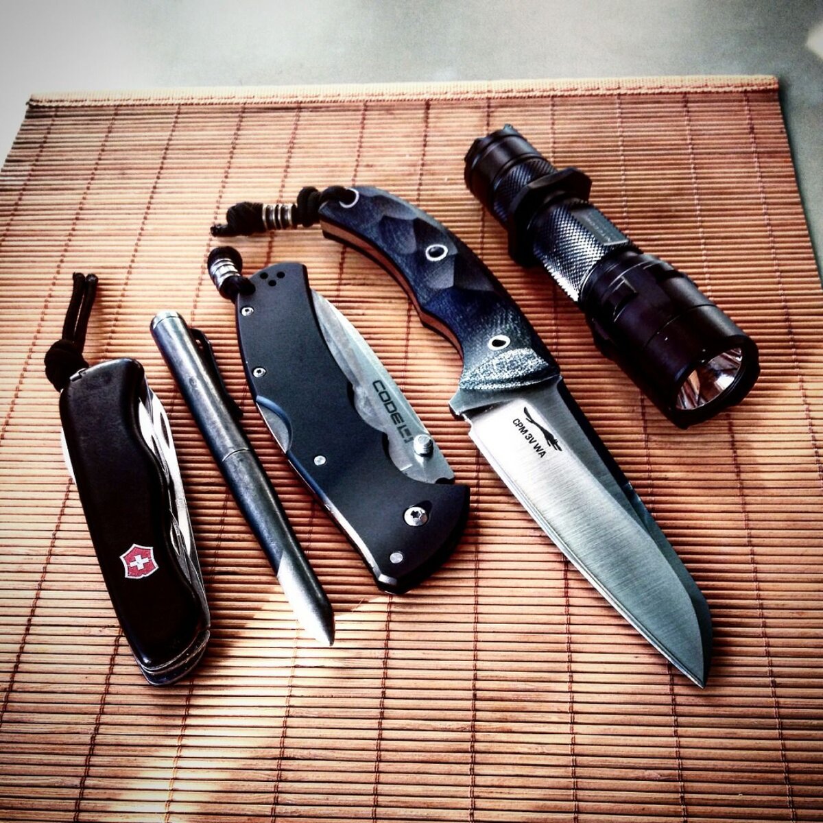 Нож беара гриллса. Сталь 65х13 аллигатор. Подарочные ножи. Нож для похода. Стоит ли брать нож.