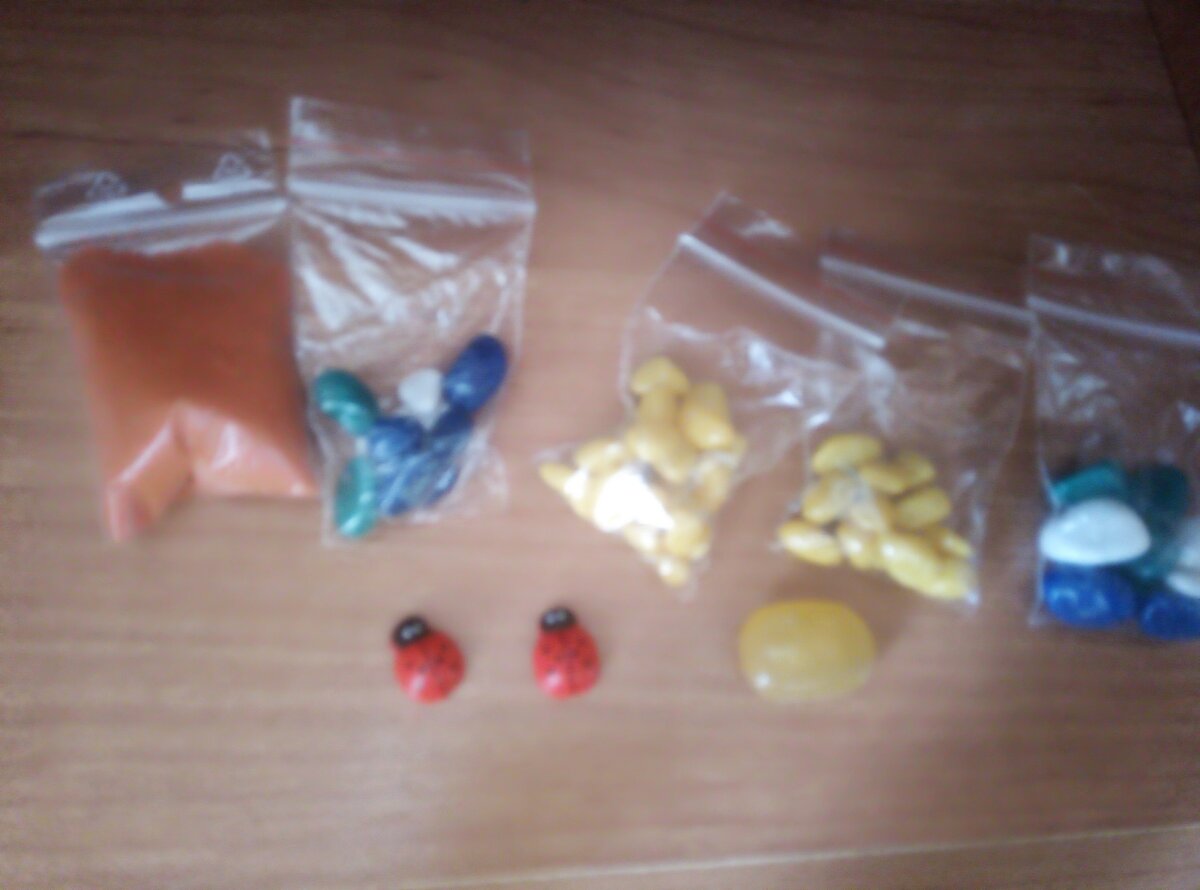 Набор украшений. Так же там был синий светящийся камушек, второй пакетик песка и девевце, не помещавшееся на арене. А пенёк вы можете углядеть на фото формикария. 