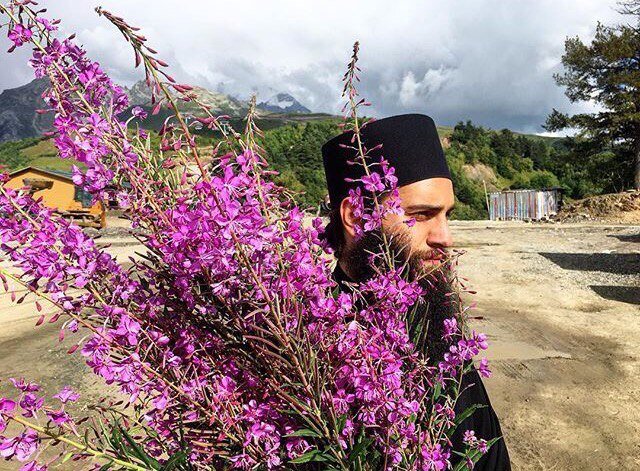 
Иисус родился на Земле Человеком, прожил безгрешную жизнь, и затем умер на kресте за грехи, которые мы совершили. Он принял на себя нашу вину и осуждение, чтобы спасти нас от вечной погибели.

В Библии написано: “Бог Свою любовь к нам доказывает тем, что Христос умер за нас, когда мы были еще грешниками. ” Иисус Христос воскрес из мертвых, и теперь Он предлагает нам дар вечной жизни с Богом, вечной жизни в раю, если мы примем Его как нашего Господа и Спасителя.

Бог даровал нам жизнь вечную, и эта жизнь в Сыне Его. Имеющий Сына Божьего имеет жизнь, не имеющий Сына Божьего не имеет жизни.

Иисус – единственный путь к Богу. Он сказал: "Я есмь путь и истина и жизнь; никто не приходит к Отцу, как только через Меня."