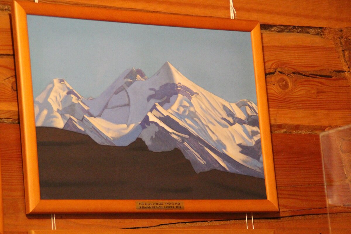 В музее Н. И. Рериха. Горный Алтай, Верх-Уймон. Фото из личного архива.