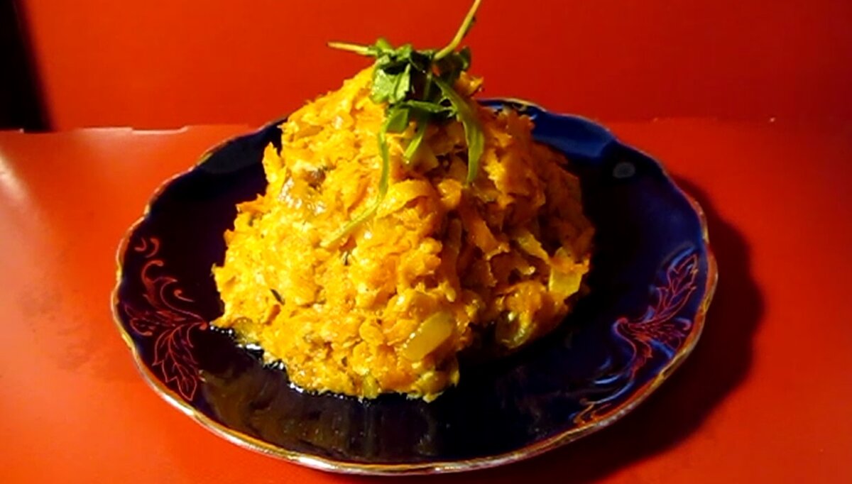 Тушёная морковь с луком в сметане