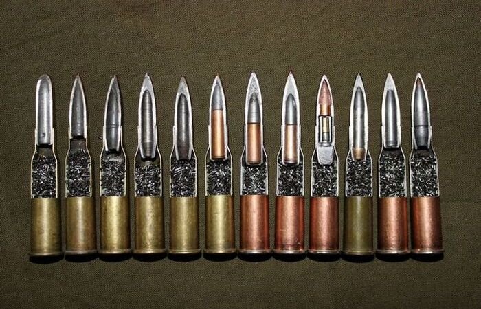 


Боеприпас калибра 7.62х54 мм является одним из самых распространенных в мире. Более того, он весьма активно используется на отечественных просторах. Достаточно сказать, что 7.62 применяется как в пулеметах, так и в снайперских винтовках. Отсюда возникает вопрос о том, есть ли между данными патронами хоть какая-то разница. В конце концов, снаряжается он в принципиально разные виды оружия.