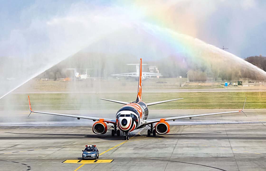 Встреча фонтаном Boeing 737-700 UR-SQE в ливрее ФК "Шахтер Донецк"