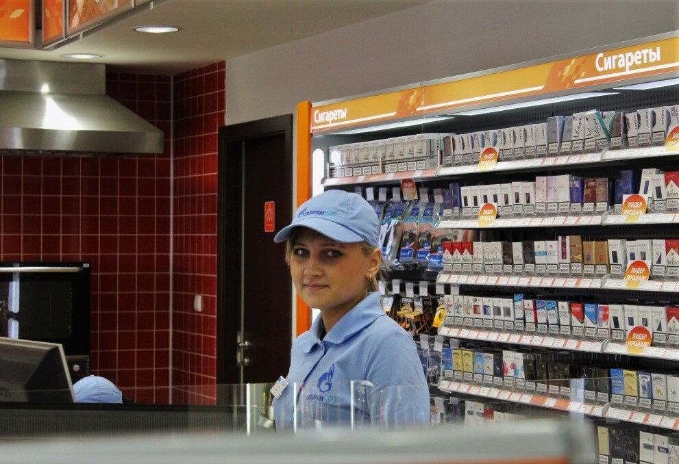 Пачка сигарет во франции. Корпорации по продаже сигарет. Азс сигарета. Табачный магазин 2022. Продаются ли сигареты на заправках.