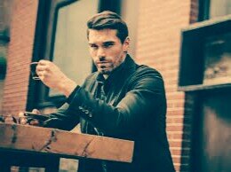 Мужчина, который уверен в своей связке ударов