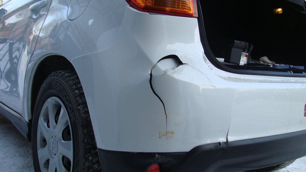 Трещина на бампере.