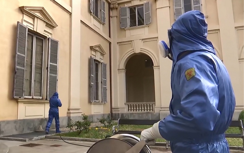 Российские военные дезинфицируют Министерство обороны