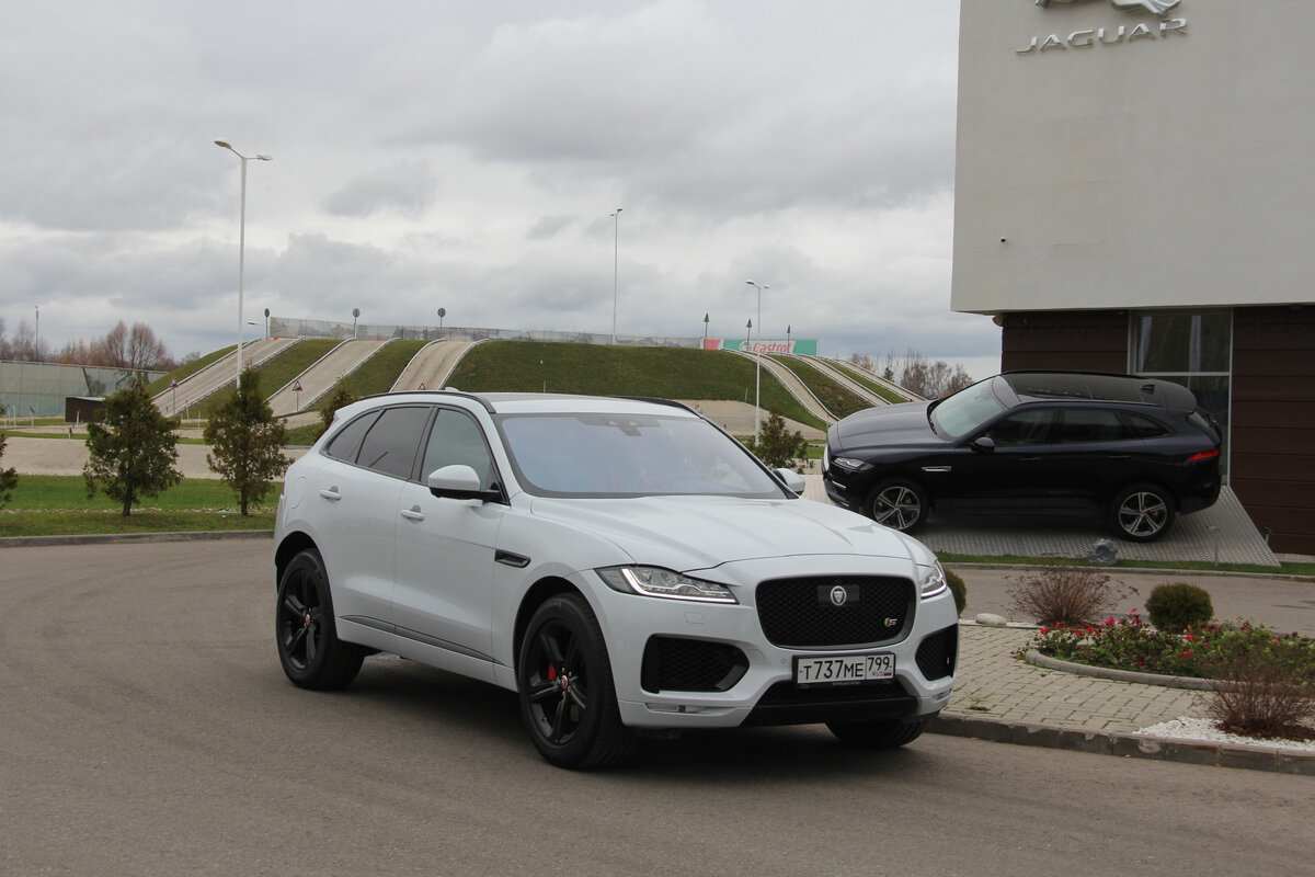 Ягуар F-pace оснащен 3-литровым дизелем с двойным турбонаддувом при мощности 300 л.с., автоматической трансмиссией, полным приводом. Разгоняется до сотни за 6,4 секунды, расходует солярки  6,0 л/100.