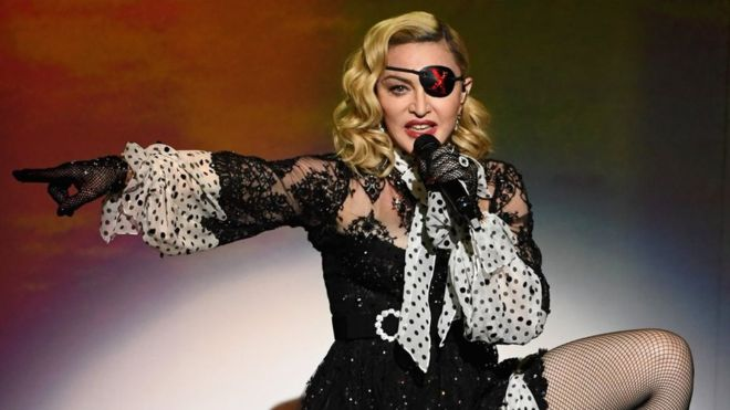 https://profile.ru/news/accidents/madonna-upala-vo-vremya-koncerta-v-parizhe-243846/