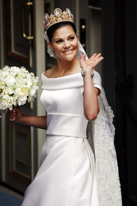 В диадеме с камеями также венчалась мать Виктории - королева Сильвия
