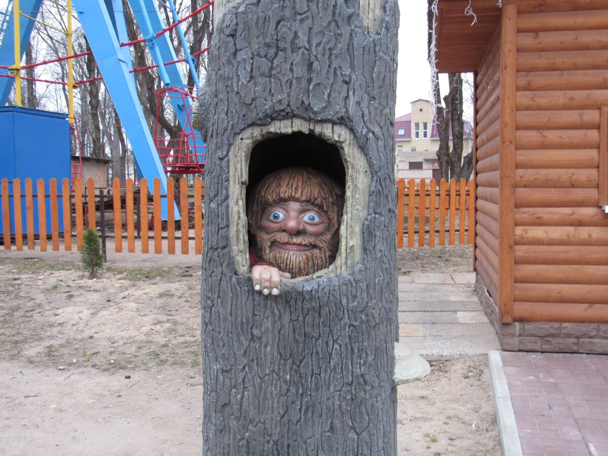 Этот гномик в парке Рославля скрывается от уплаты налогов. Посмотрите на его хитрое лицо!