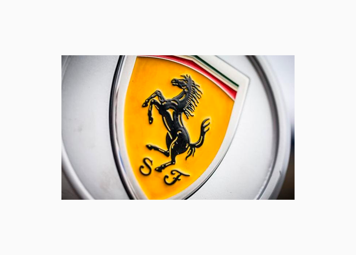 Логотип Ferrari на белом фоне