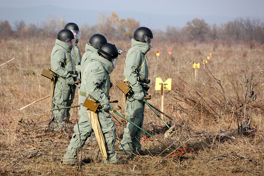 Сапер разминирование. Разминирование мины. Сапер войска. Как работают саперы. Разминирование.