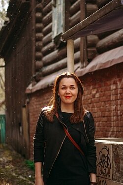  Алина Александровна Гребешкова родилась 7 марта 1990 года. Автор книги «Заповеди newандертальцев» («Вагант», Уфа, 2010), Память рыб («ФормаТ», Спб, 2019). Публикации в журналах и газетах: «Русское эхо», «Лед и пламень», «Литсреда», «Бельские просторы», интернет-журнал «Книжный ларек», портал «Мегалит». Обладатель Гран-при Шестого фестиваля молодежной поэзии «Мяуфест – 2014». Участник Международного литературного фестиваля «Горящая гора», Всероссийского литфеста им. М. Анищенко, Межрегионального совещания молодых писателей «Стилисты добра» (Челябинск, 2018, третье место в номинации проза), участник Школы молодых писателей (журнал «Октябрь», 2018), Всероссийского совещания молодых литераторов «Драматургия слова» (Уфа, 2018); финалист национальной премии «Русское слово» (2018). 