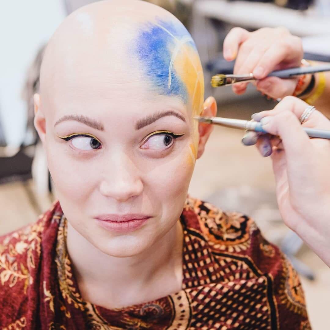 Рисунок на голове точно привлечет внимание и подарит хорошее настроение. Фото перед выходом