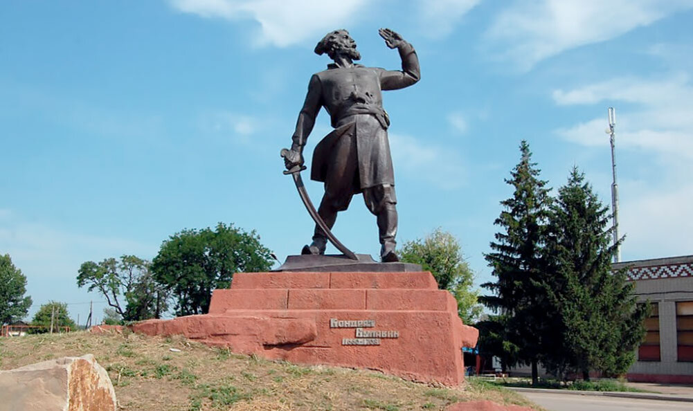 Памятник Кондратию Булавину в селе Трёхизбенка