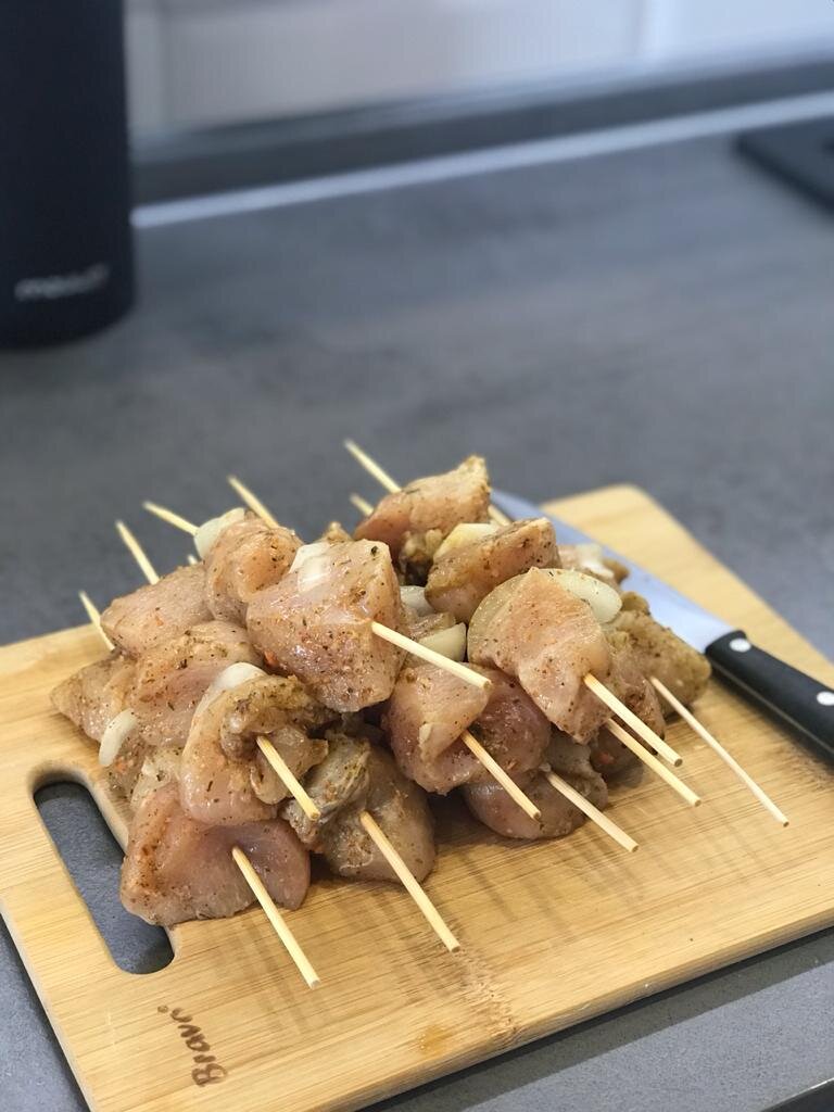 Чтобы шпажки не обгорали, замачиваем их в воде 10-15 мин.