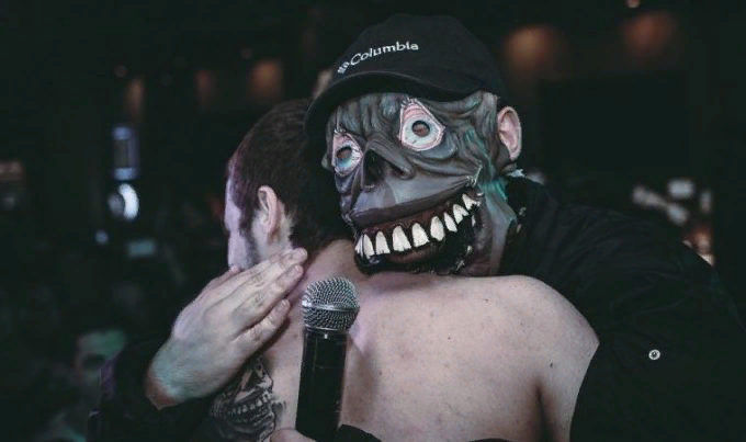 В отличие от своего ближайшего товарища по рэпу, Грязного Рамиреса, Сидоджи забил на безбашенный речитатив с полушутливыми панчлайнами, снял маску и ушел в мелодичное музло. То, что обычно называют «серьезным творчеством». И пока Рэм пилит жесткие треки и прокачивает себя в баттловом формате, Дубоshit делает качественный контент для пары тысяч ценителей. А ведь его, а не Грязного, когда-то считали двигателем их дуэта. 