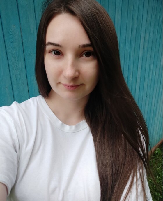 Длинные волосы красиво развиваются на ветру. Вставлю фото себя на даче, чтобы Дзен видел, что я человек)) а далее фото настоящих красоток