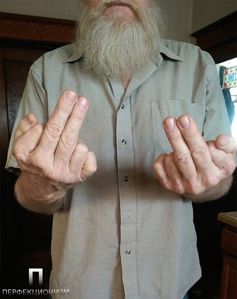 6 пальцев на обеих руках, в каждой из которой по два средних 