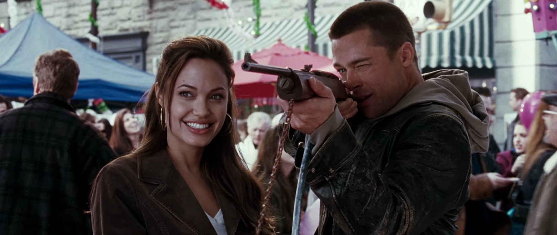 Mr and mrs smith. Брэд Питт и Анджелина Джоли Мистер и миссис Смит. Брэд Питт в фильме Мистер и миссис Смит. Мистер и миссис Смит(2005) Брэд Питт Анджелина Джоли. Анджелина Джоли в фильме Мистер и миссис Смит.