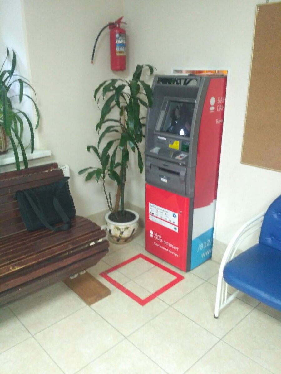 А потом делают такое, этот квадрат должен защищать от коронавируса.