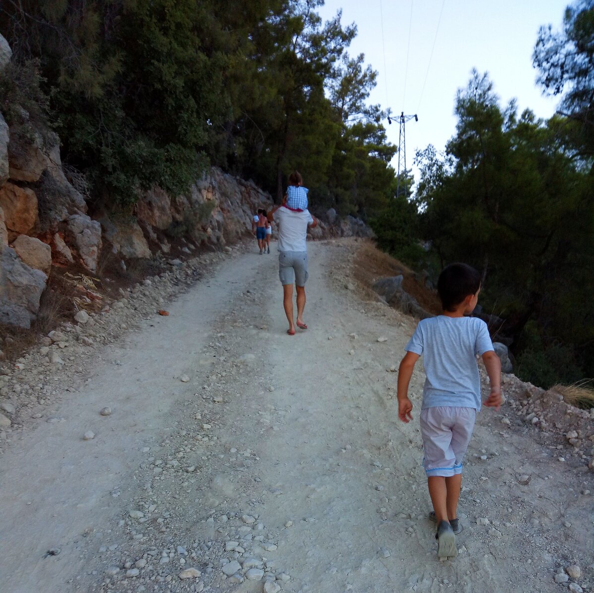 потом пересела к папе на шею