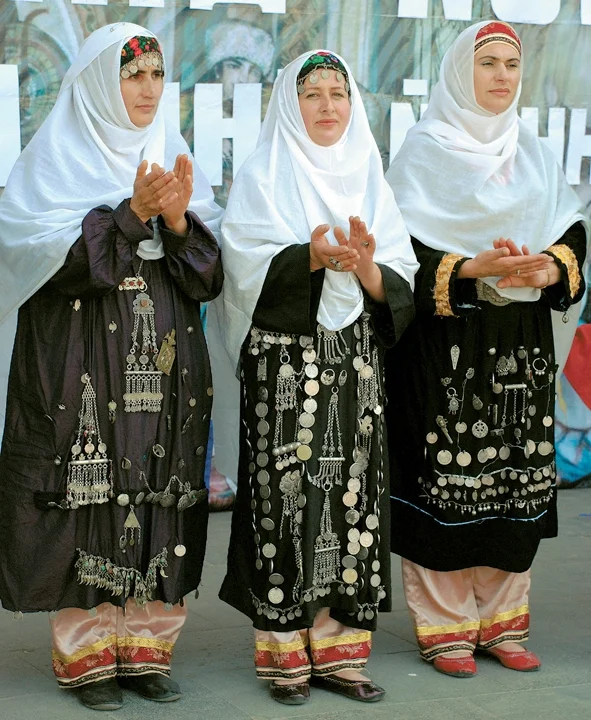 Кто такие даргинцы. Национальный наряд даргинцев. Национальные костюмы Дагестана даргинцы. Народная одежда даргинцев. Дагестан нация даргинцы.