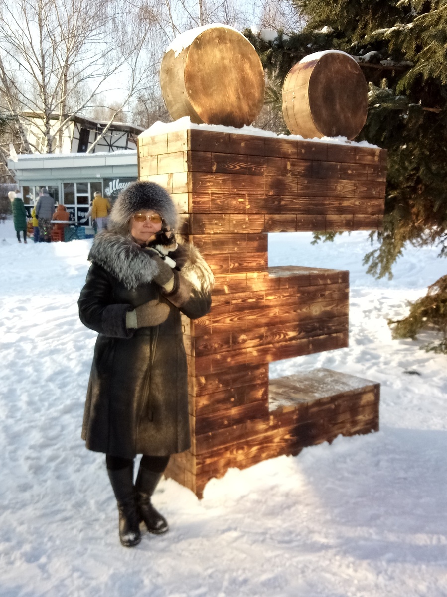 У нас в городе есть памятник букве Ё и, конечно же, я не могла не сфотографироваться с ним