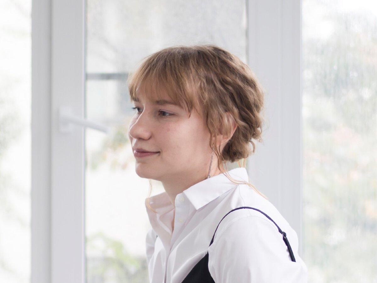 Говорят, что закалывать локоны тоже нельзя, но я закалываю - так получается небрежный объём, но волосы убраны от лица