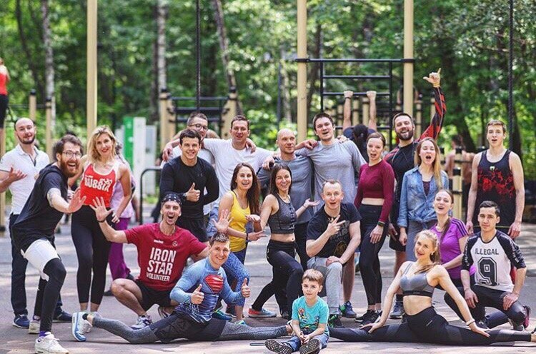 В Нескучном саду Reebok воркаут-площадка.