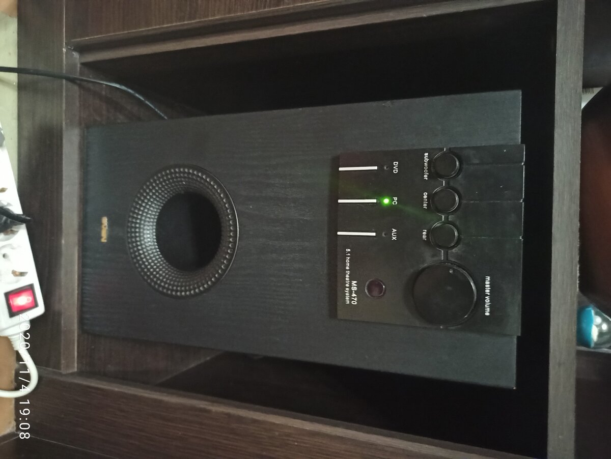 Друзья, загудел у меня вот такой совбуфер, носил в сервис ни чего сделать не смогли , сказали что по электронике все впорядке.  Гудел не сильно , но в тишине напрягал, оказалось что внутри стоит трансформатор, под которым пересохла антивибрационная подкладка. Заменил на свежую мягкую резину и шум ушел! Может кому пригодится.