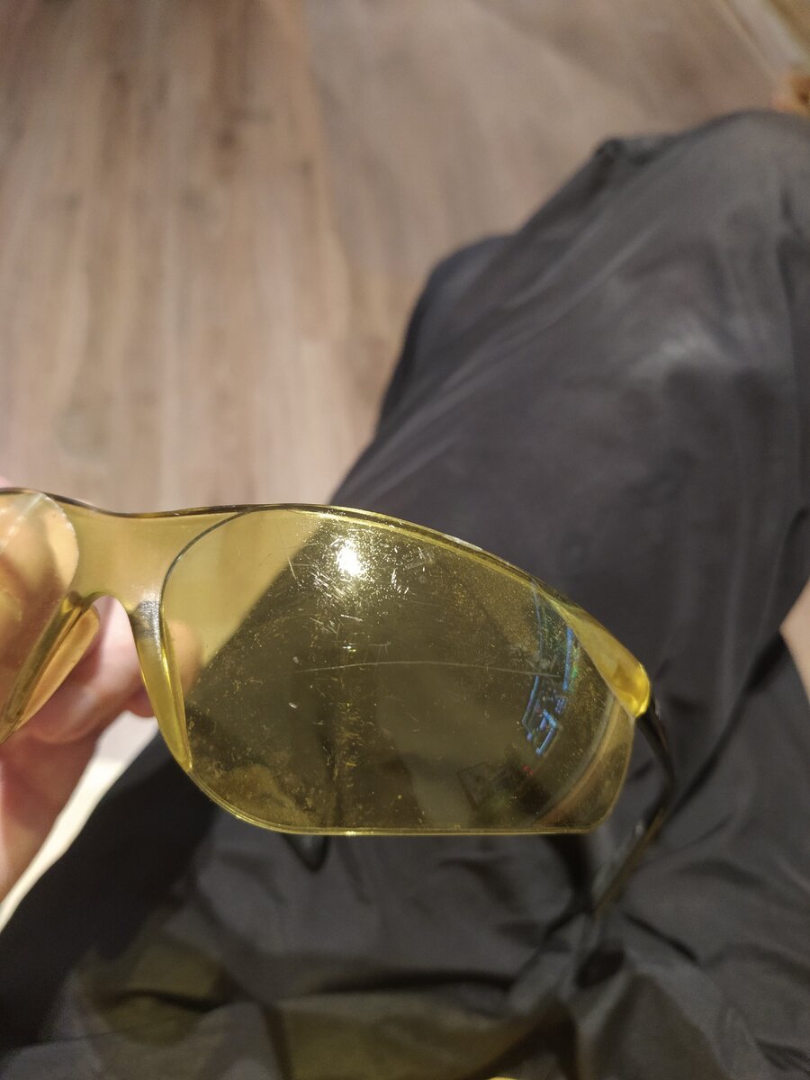 левая линза